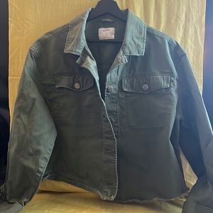 L green denim jacket super cute generous boxy cut front button pockets